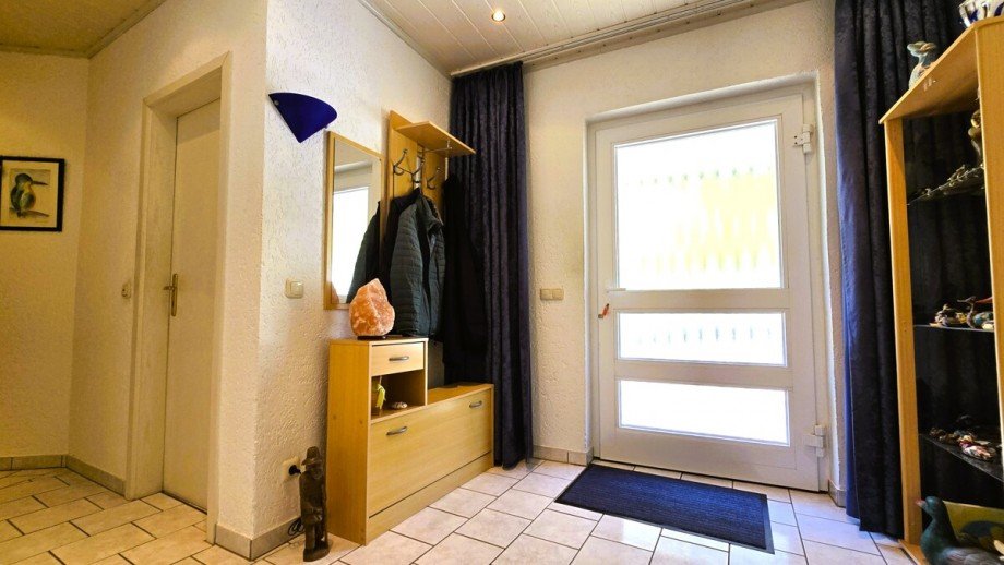 Gro�z�giger Eingangsbereich im EFH mit Platz f�r Garderobe Mehrfamilienhaus Langg�ns / Cleeberg