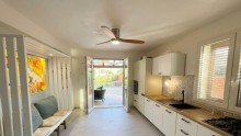 Neuwertige K�che mit angrenzender Terrasse ***FreiRaum***Neuwertige, kompakte Doppelhaush�lfte wenige Minuten vom Meer. Freiheit und Wohlgef�hl