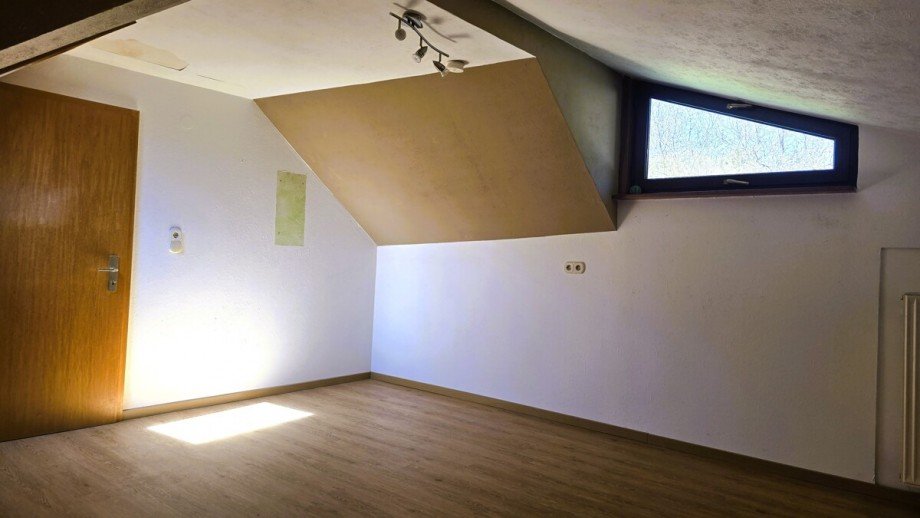 Spannende Gestaltung im behaglichen Zimmer im Dachgeschoss. Haupthaus Mehrfamilienhaus Langg�ns / Cleeberg