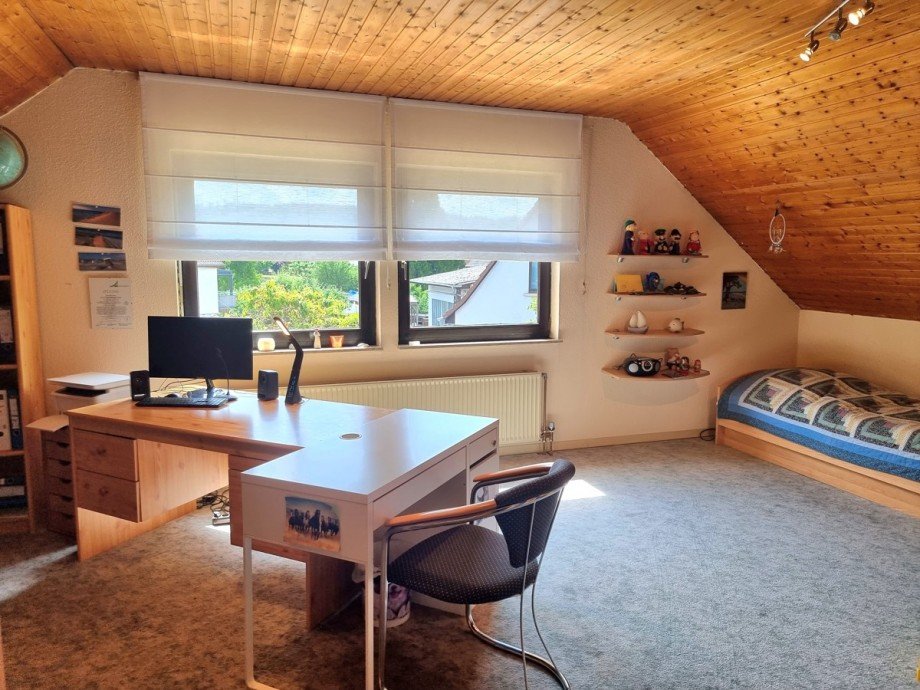 Eines der beiden gro�en Zimmer im Obergeschoss Einfamilienhaus Leun