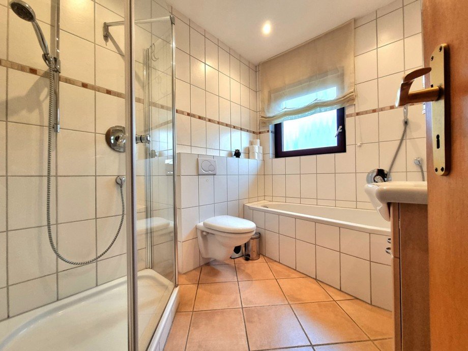 Tageslicht-Badezimmer im Obergeschoss Zweifamilienhaus A�lar