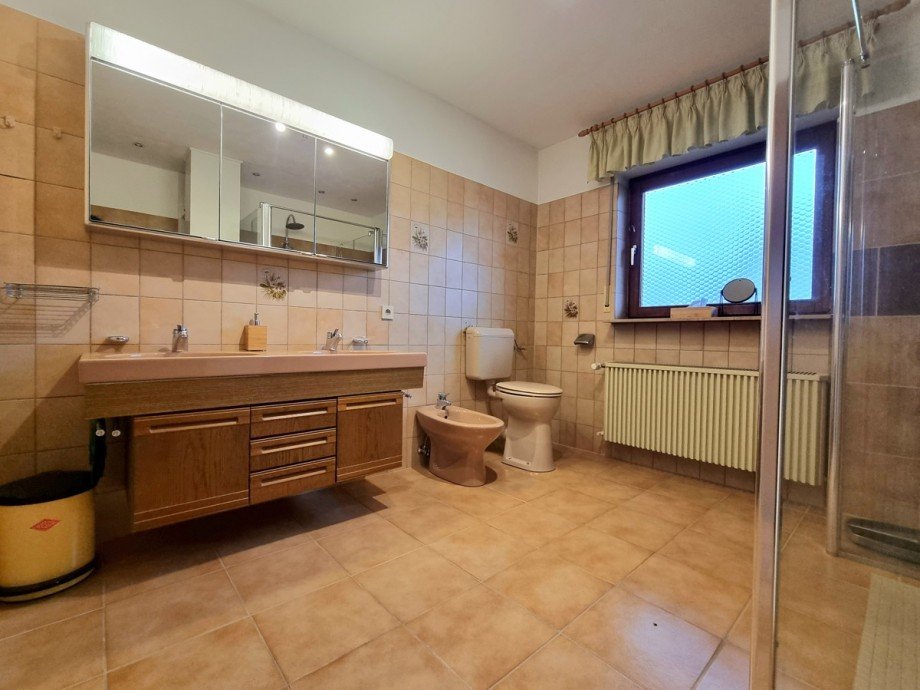 Badezimmer mit Tageslicht Einfamilienhaus Hohenahr / Hohensolms