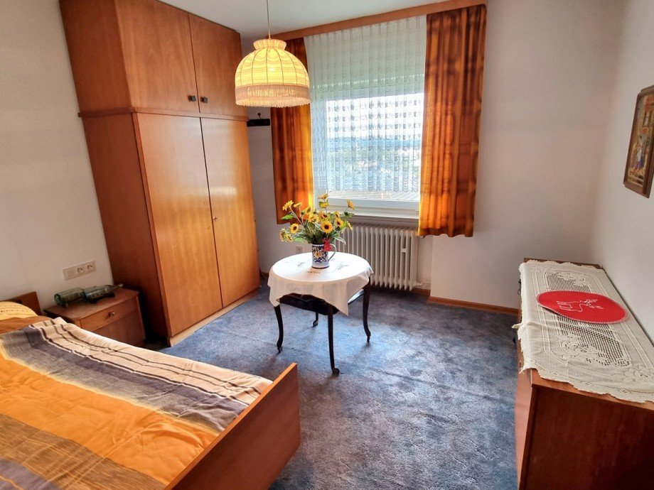 Eines der Schlafzimmer im oberen Geschoss Einfamilienhaus Solms / Burgsolms