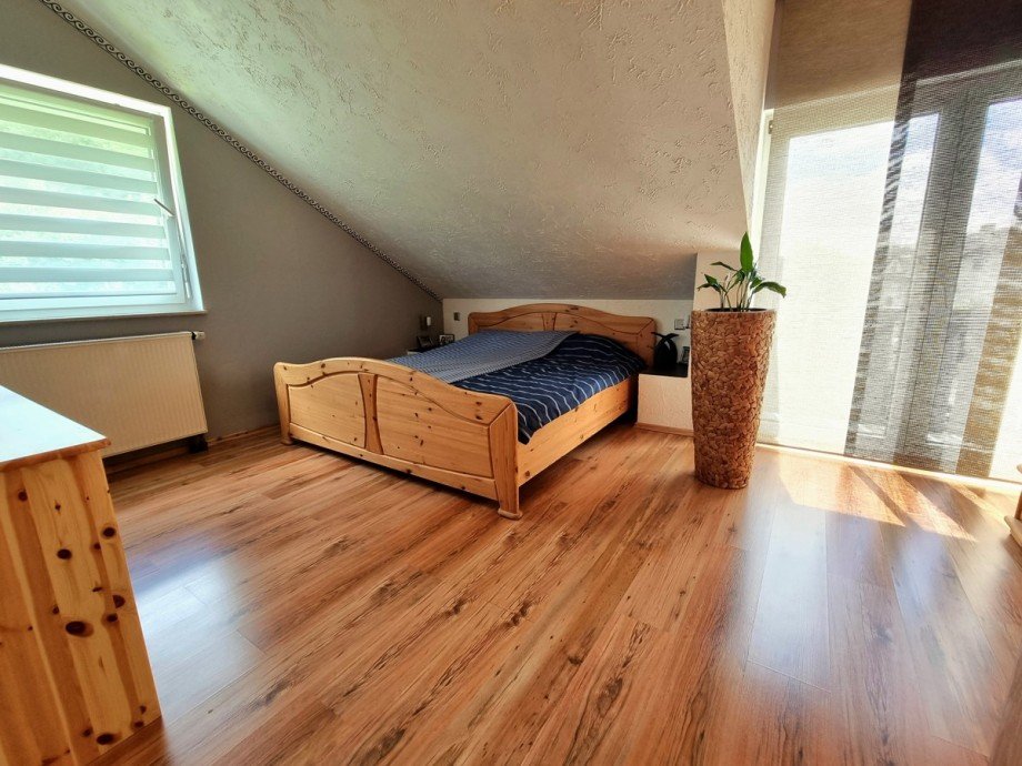 Gro�z�giges Schlafzimmer mit kleinem Balkon Doppelhaush�lfte Solms