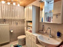 Badezimmer mit Badewanne und Dusche in Einliegerwohung ***Gro�e Freiheit***
Gepflegtes Einfamilienhaus mit Einliegerwohnung und phantastischem Weitblick