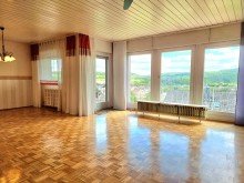 Parkettzimmer mit extra-gro�en Fenster und Zugang zum Balkon ***Gro�e Freiheit***
Gepflegtes Einfamilienhaus mit Einliegerwohnung und phantastischem Weitblick