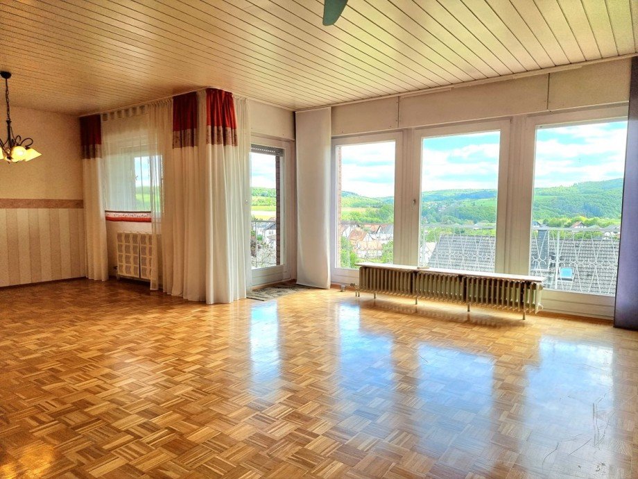 Parkettzimmer mit extra-gro�en Fenster und Zugang zum Balkon Einfamilienhaus Leun / Stockhausen