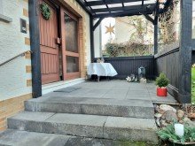 Gro�z�gig �berdachter Eingangsbereich ***PlusPunkt*** Liebevoll gepflegtes Zweifamilienhaus mit extra R�umen + zwei Garagen. Courtagefrei