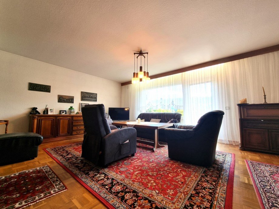 gro�z�giges Wohnzimmer mit Balkon Zweifamilienhaus Wetzlar / Nauborn