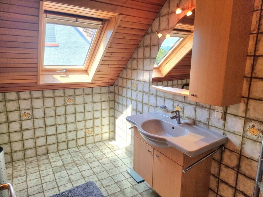 Gro�es Badezimmer im oberen Geschoss Einfamilienhaus Leun