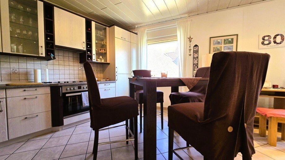 Lichtdurchflutete K�che im EFH Mehrfamilienhaus Langg�ns / Cleeberg