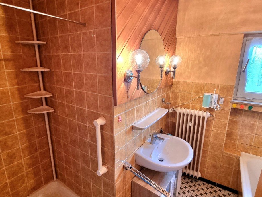 Badezimmer im oberen Geschoss Einfamilienhaus Solms / Burgsolms