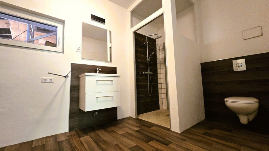 Frisch saniertes Badezimmer in der Einliegerwohnung Mehrfamilienhaus Langg�ns / Cleeberg
