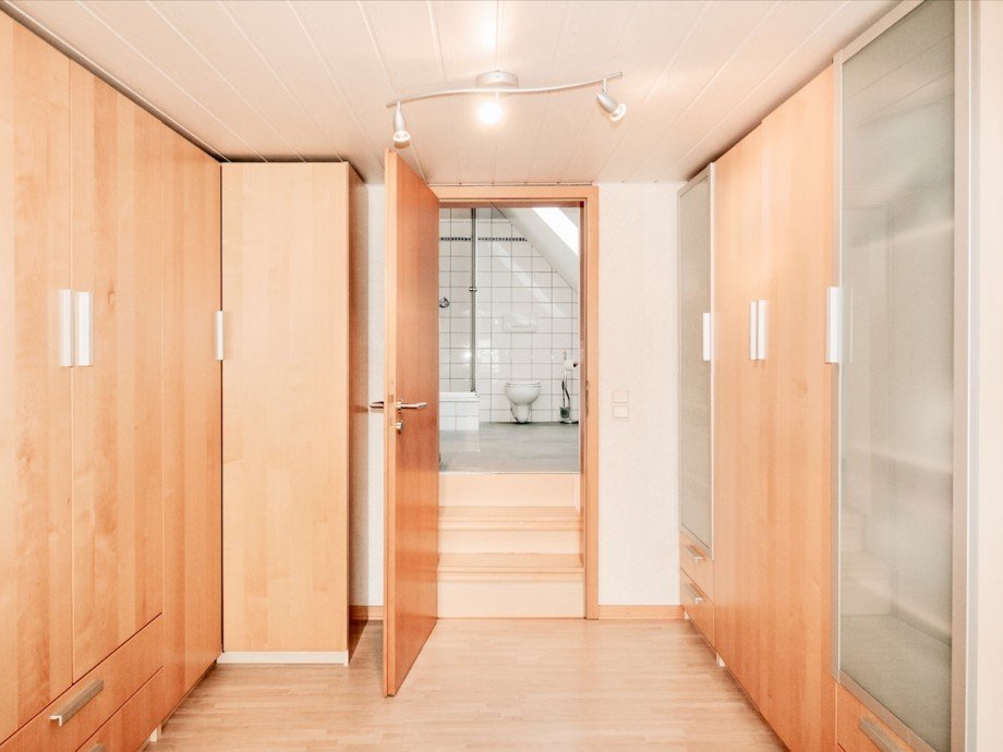 Gro�z�giger begehbarer Kleiderschrank Einfamilienhaus Biebertal / K�nigsberg