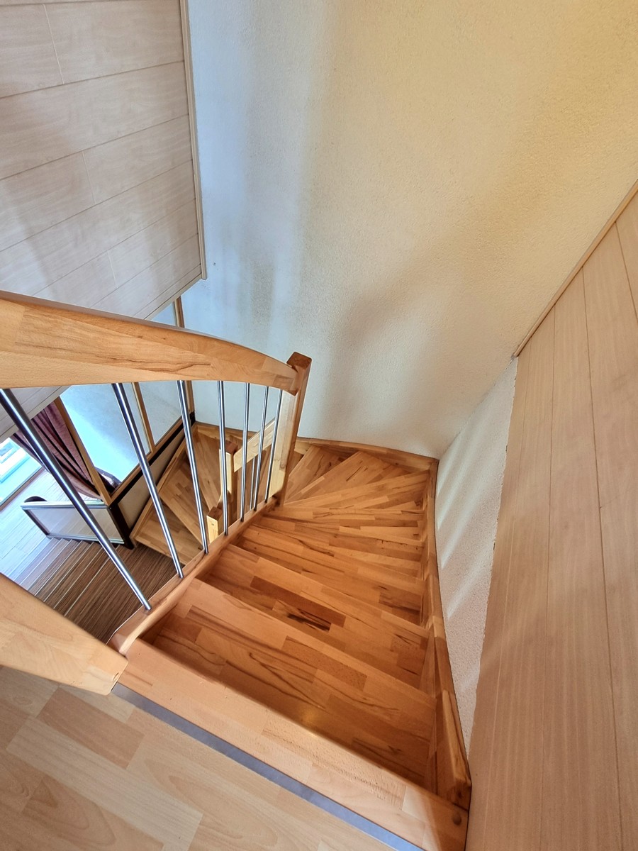 Sch�ne neue Treppe ins Dachgeschoss Einfamilienhaus Wetzlar / Nauborn