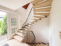 Bild (8d6864d80386daf0c05ee98cf9ba4f34): ***PlatzF�rAlle*** Helle, gro�z�gige Architektur. Sch�ner Garten. Als Zweifamilienhaus nutzbar.