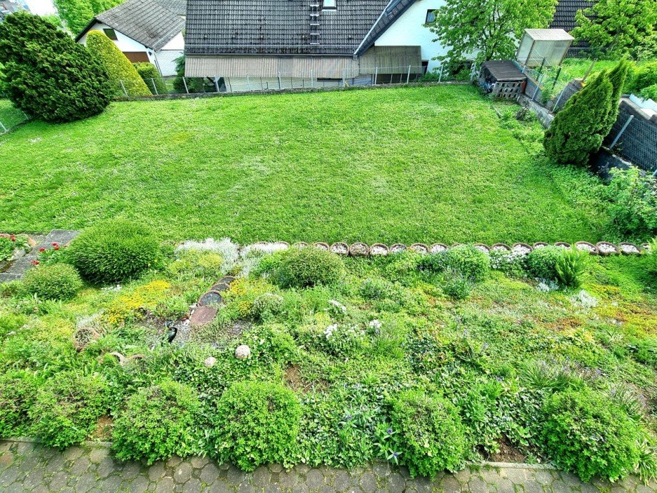 Terrassierter Garten mit am Haus angrenzender Terrasse Einfamilienhaus Leun / Stockhausen