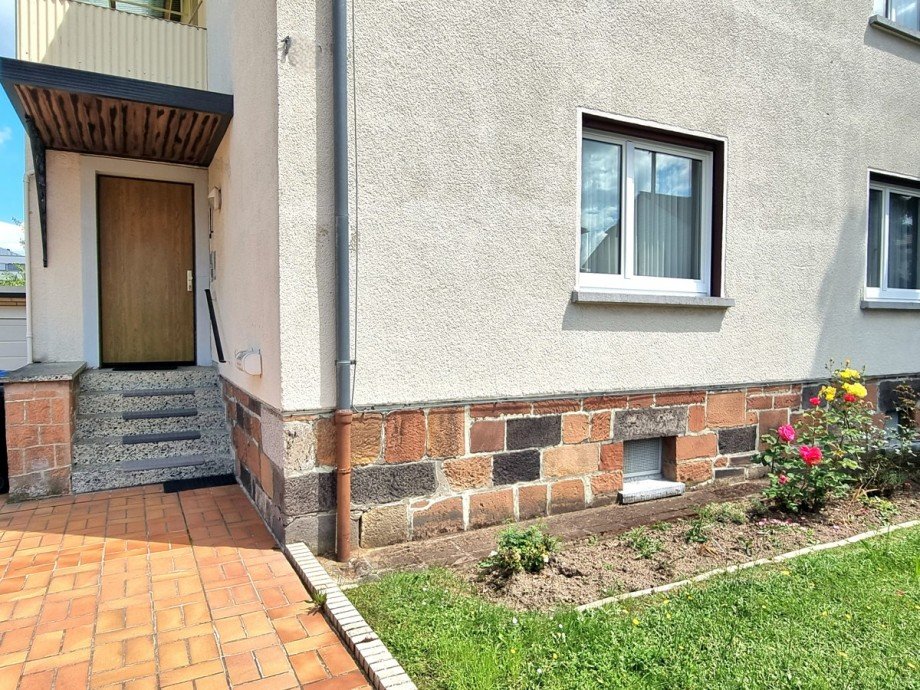 Roseng�rtchen im Eingangsbereich Zweifamilienhaus Gie�en