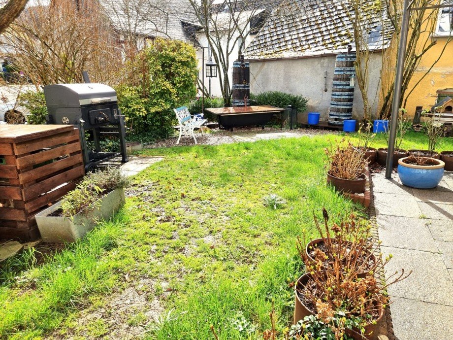 Kleiner Garten mit gro�z�giger Terrasse direkt vorm Haus Haus A�lar