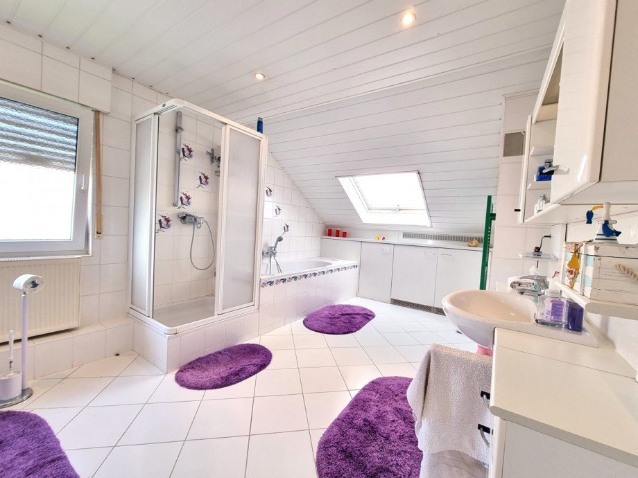 Badezimmer in Ballsaalgr��e OG Zweifamilienhaus Wetzlar / Nauborn