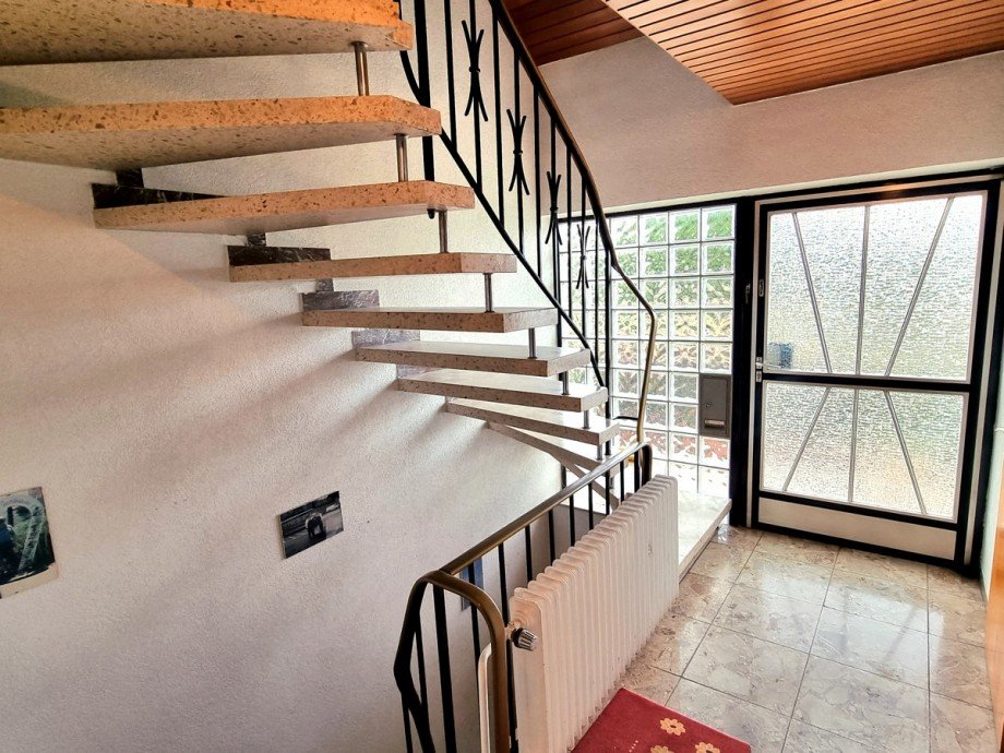 Gro�z�giger und heller Eingangsbereich mit Treppe zum Dachgesch und unteren Geschoss Einfamilienhaus Solms / Burgsolms