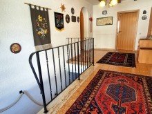 Gro�z�giges Entr�e f�r den formvollendeten Eintritt in die Hauptwohnung ***FreiRaum***
Gro�z�gige, w�rmeged�mmte Villa mit Traumaussicht. Einliegerwohnung. XXL Garage
