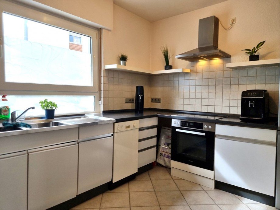 Helle K�che mit gro�em, l�ftungsfreundlichem Fenster Einfamilienhaus Wetzlar