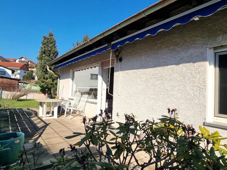 Sonnenverw�hnte Terrasse grenzt ans Wohnzimmer an Einfamilienhaus Solms / Niederbiel
