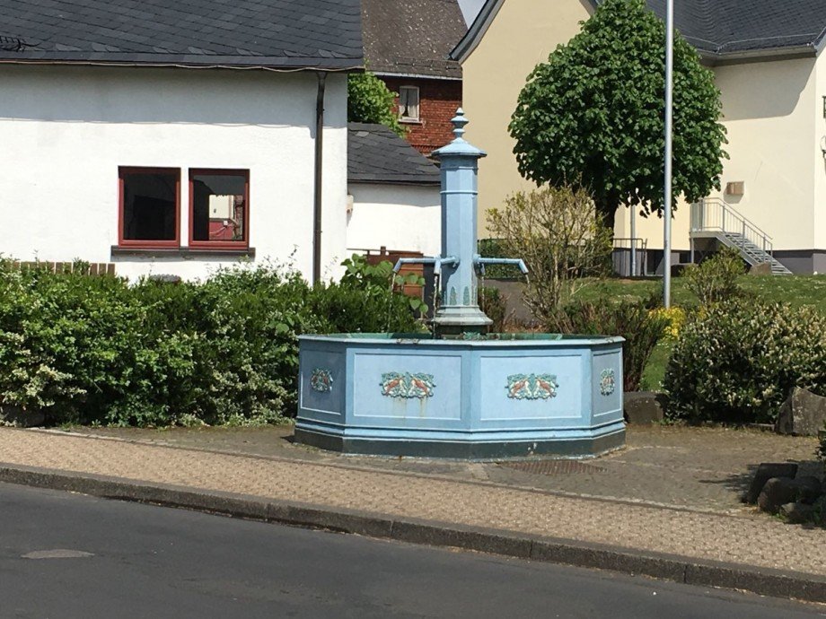 Dorfbrunnen direkt gegen�ber Einfamilienhaus Westernohe