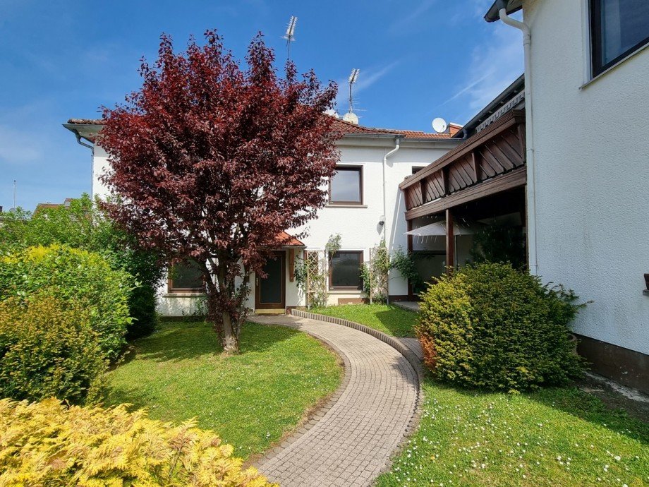 Geschmackvolle Au�enanlage im Vorgarten Zweifamilienhaus Solms / Burgsolms