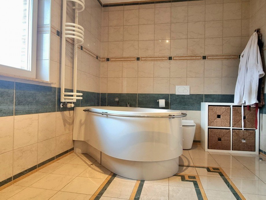 Freistehende Badewanne und italienisches Flair Einfamilienhaus Sinn / Fleisbach