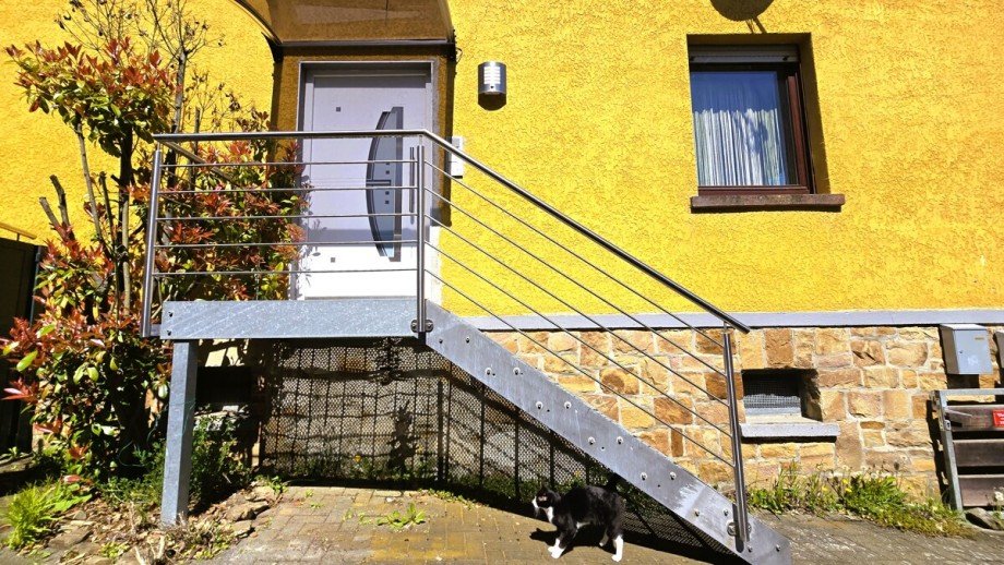 Zugang zum Haupthaus vor dem Tor Mehrfamilienhaus Langg�ns / Cleeberg