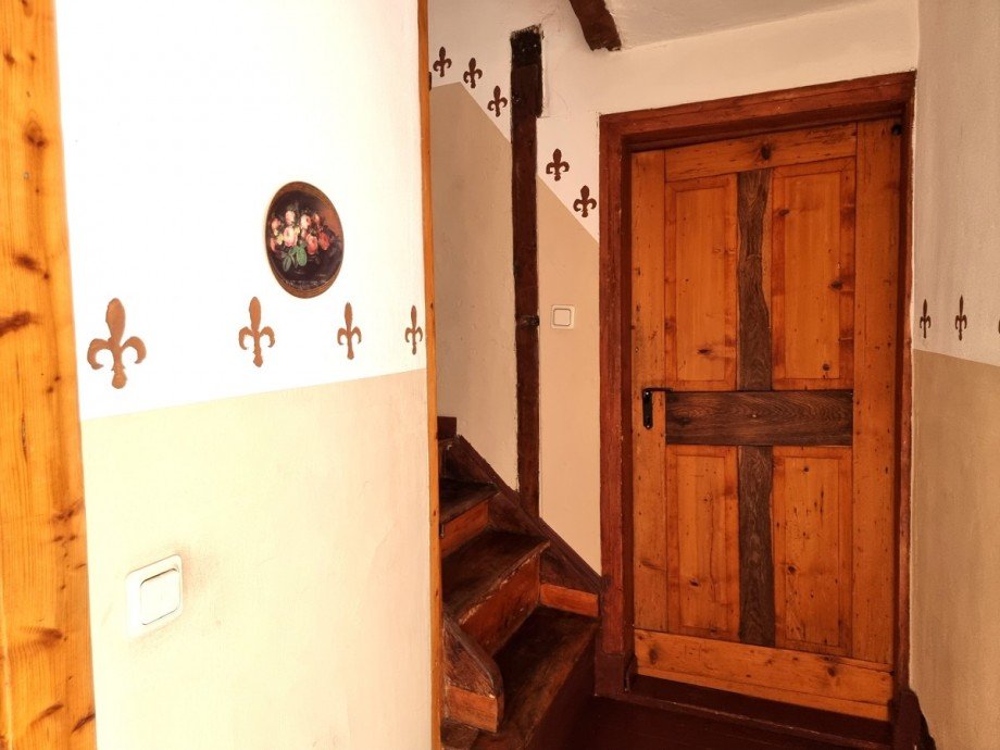 Warme T�ne im ganzen Haus, herrlich aufbereitete Details, hier T�r zur K�che EG Haus A�lar