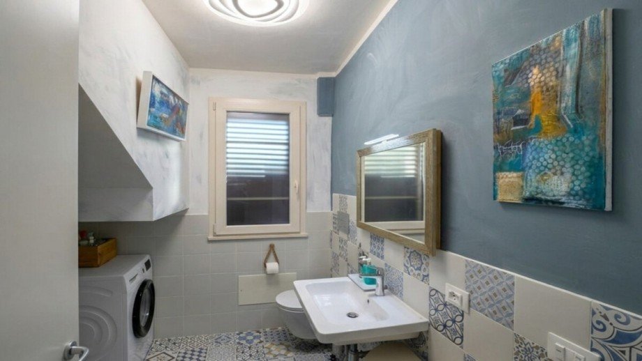 Typisch Mediterran. Badezimmer mit Waschmaschinenanschluss Doppelhaush�lfte Piane Vecchie