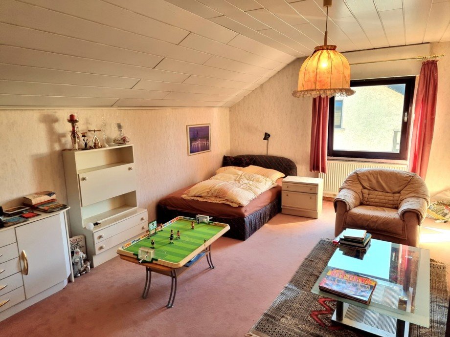 Gro�z�giges Zimmer im Dachgeschoss Einfamilienhaus Wetzlar / Steindorf
