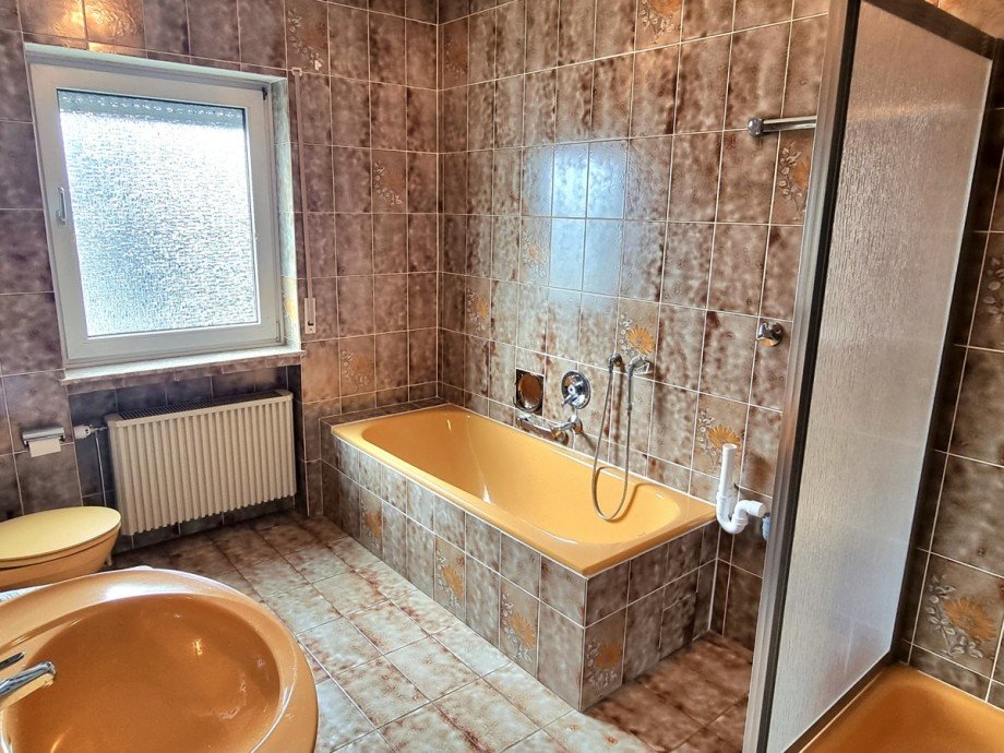 Badezimmer mit viel Raum und Licht im mittleren Geschoss Zweifamilienhaus Gr�venwiesbach