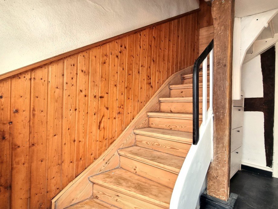 Treppenhaus mit liebevoll sanierter Treppe Einfamilienhaus Braunfels