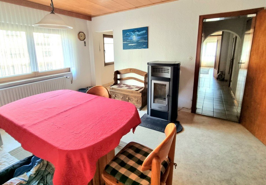 An die K�che angrenzendes Esszimmer mit Pelletofen Einfamilienhaus Solms / Niederbiel