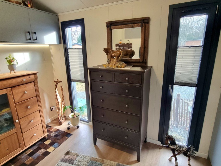 Schlafzimmer mit gleich zwei bodentiefen Fenstern Haus Braunfels