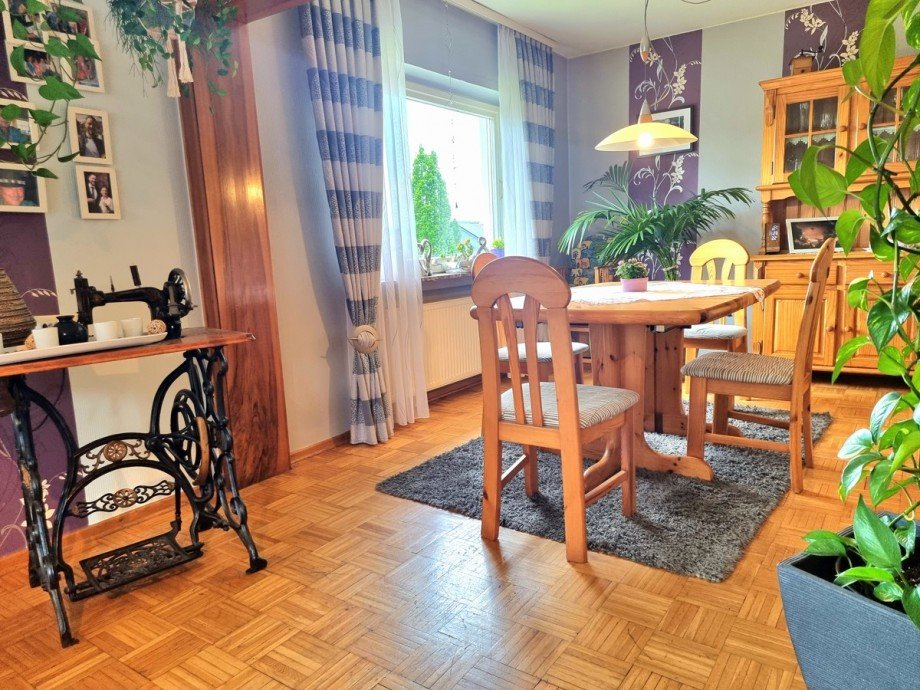 Hyggeliges Wohn- und Esszimmer mit Parkett Einfamilienhaus Solms / Oberndorf