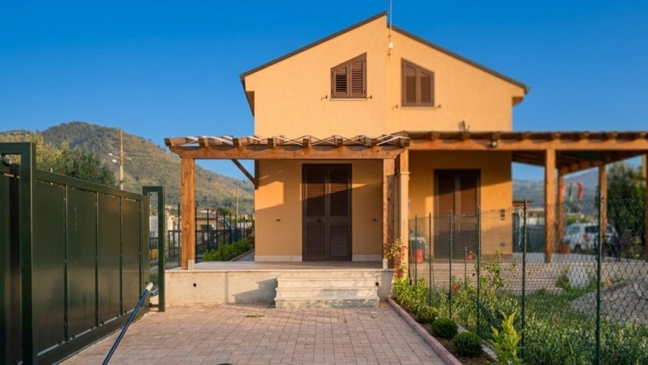 Sch�ne Doppelhaush�lfte in landestypischen Farben Doppelhaush�lfte Piane Vecchie