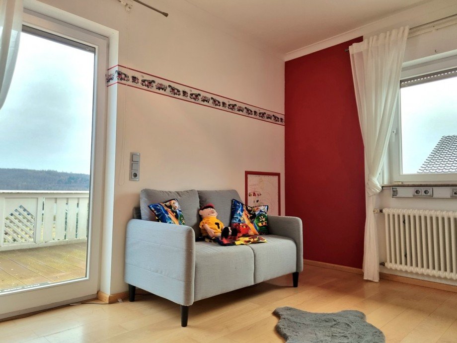 Eines der vielen Zimmer im mittleren Geschoss Einfamilienhaus Sinn / Fleisbach