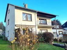 Charmantes Zweifamilienhaus in ruhiger Lage in A�lar Stadt ***PlusPunkt*** Liebevoll gepflegtes Zweifamilienhaus mit extra R�umen + zwei Garagen. Courtagefrei
