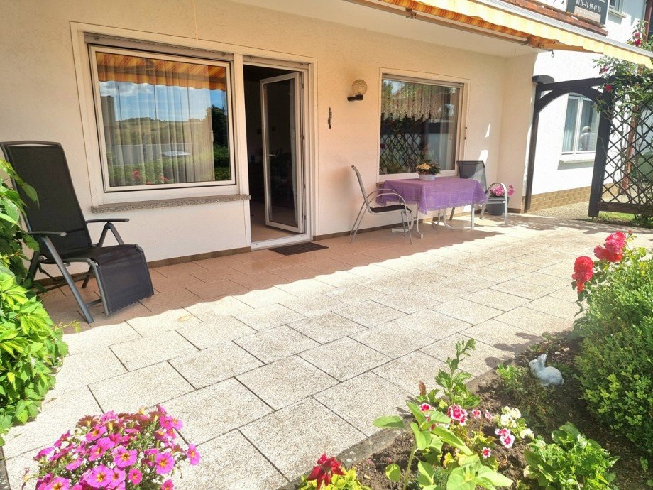 Herrlich gro�e Sonnenterrasse mit Markise Zweifamilienhaus Gr�venwiesbach