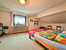 Zus�tzliches Schlafzimmer im Dachgeschoss ***PlusPunkt*** Liebevoll gepflegtes Zweifamilienhaus mit extra R�umen + zwei Garagen. Courtagefrei