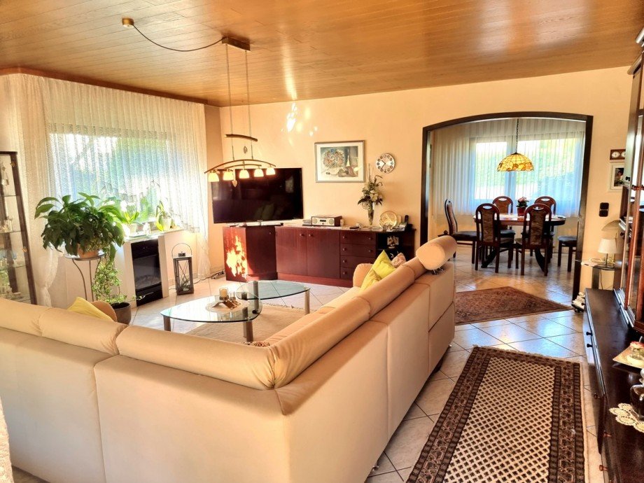 �ppiges Wohnzimmer mit angrenzendem Esszimmer Einfamilienhaus Wetzlar / Steindorf