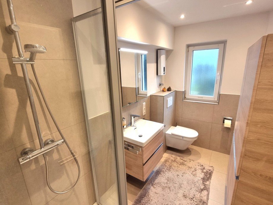 Perfekt saniertes Badezimmer im Obergeschoss Doppelhaush�lfte Wetzlar
