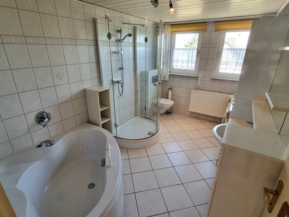 Schickes Badezimmer im Obergeschoss Einfamilienhaus Hohenahr