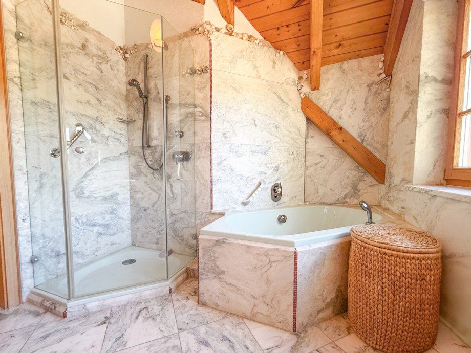 Quarzit-Eleganz wie ein Meeresleuchten Einfamilienhaus Braunfels