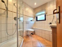 Tageslicht-Badezimmer im Obergeschoss ***PlusPunkt*** Liebevoll gepflegtes Zweifamilienhaus mit extra R�umen + zwei Garagen. Courtagefrei